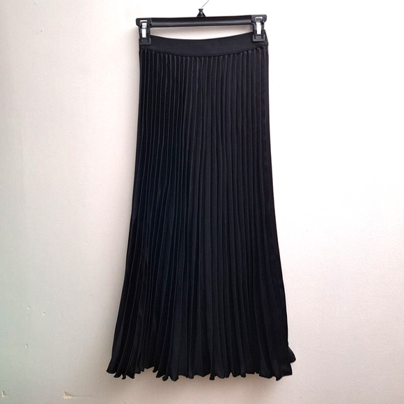 H&M Skirts Hm Pleated Skirt Xs Solid Black Pull On Elastic Band